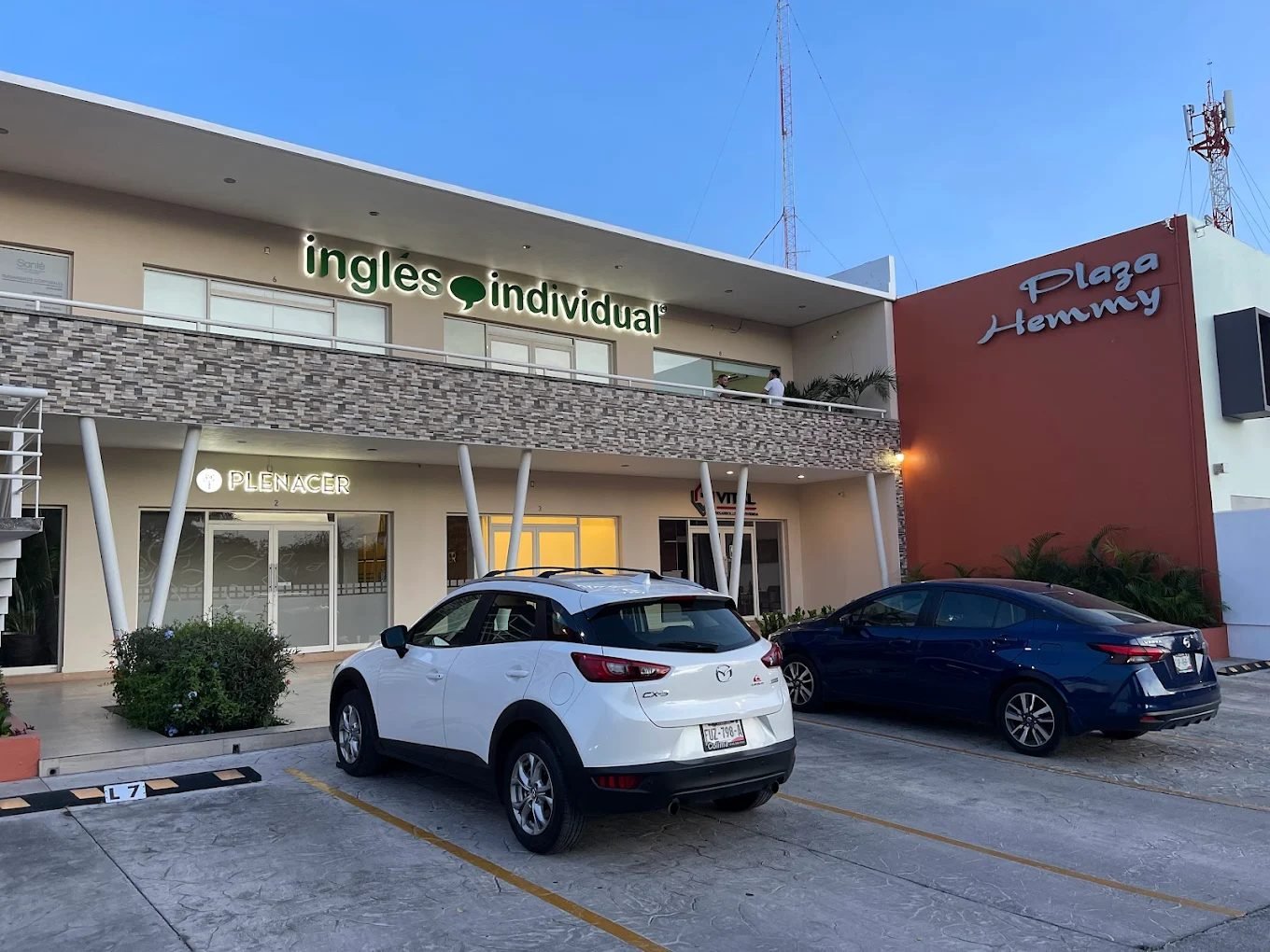 Fachada de Plaza Hemmy con logo de Inglés Individual Colima